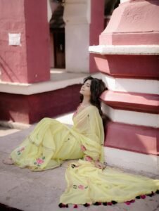Ruchira Jadhav Looks Stunning in Yellow Saree – Latest HD Photos (16)