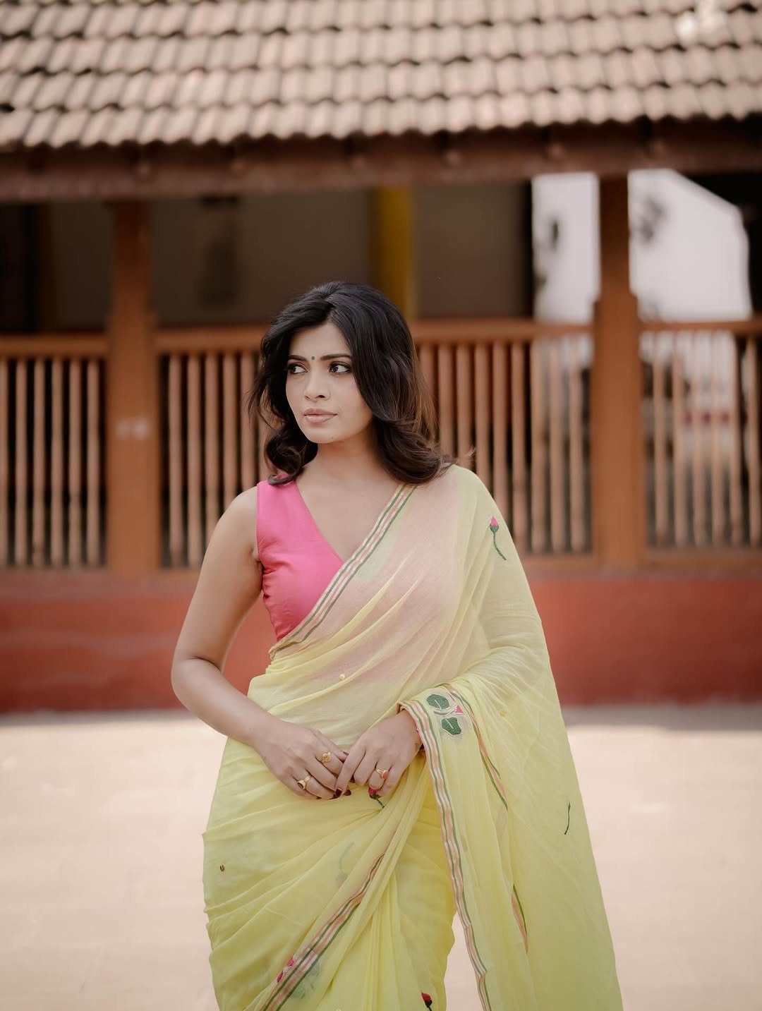 Ruchira Jadhav Looks Stunning in Yellow Saree – Latest HD Photos (18)