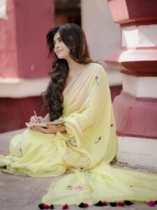 Ruchira Jadhav Looks Stunning in Yellow Saree – Latest HD Photos (3)