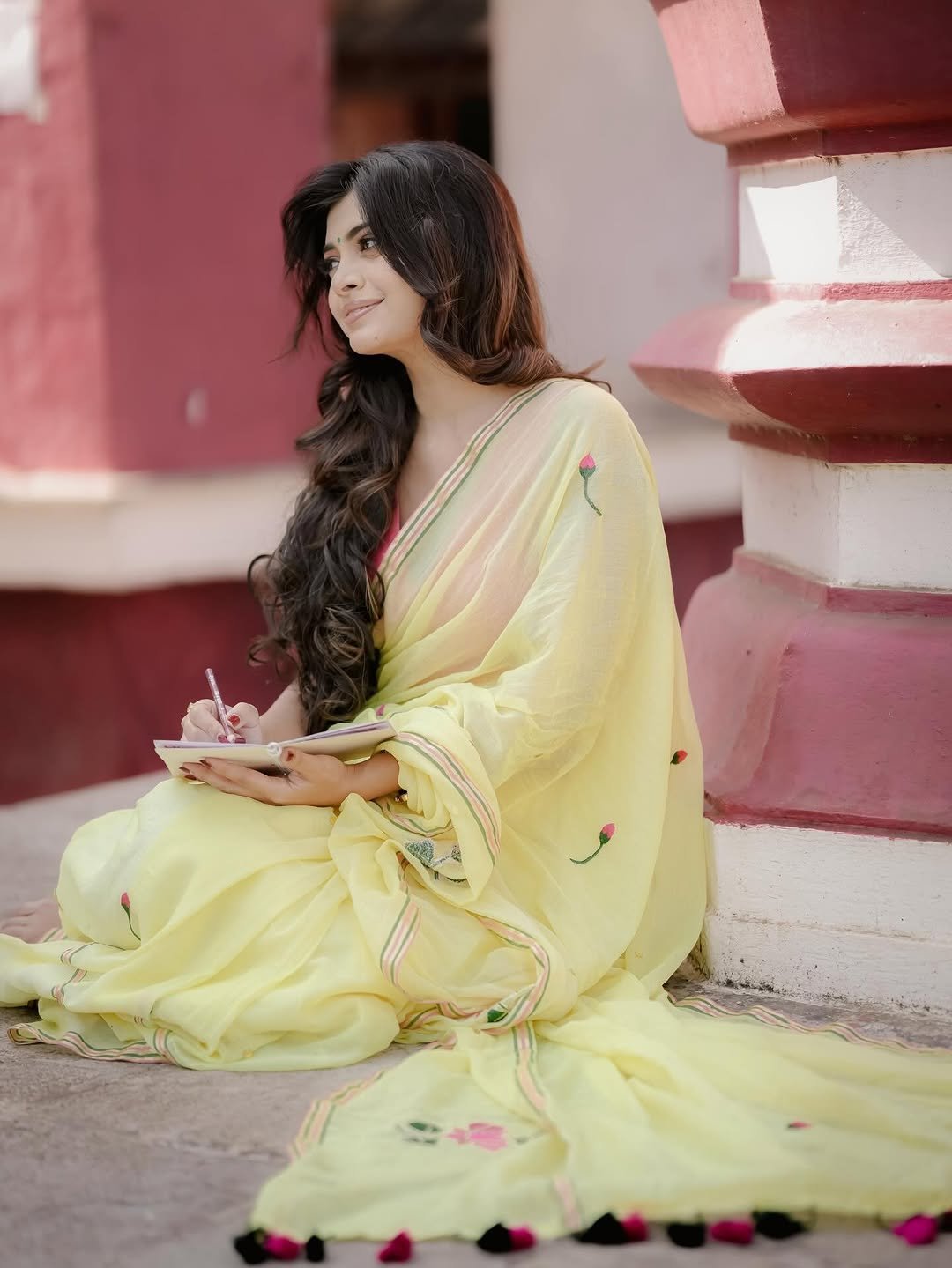 Ruchira Jadhav Looks Stunning in Yellow Saree – Latest HD Photos (3)