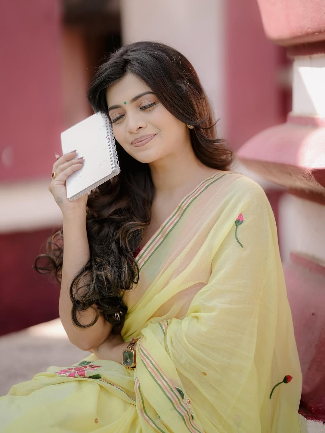 Ruchira Jadhav Looks Stunning in Yellow Saree – Latest HD Photos (7)