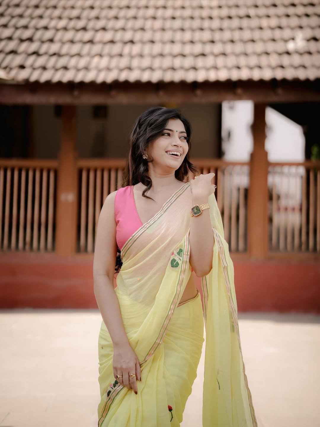 Ruchira Jadhav Looks Stunning in Yellow Saree – Latest HD Photos (8)