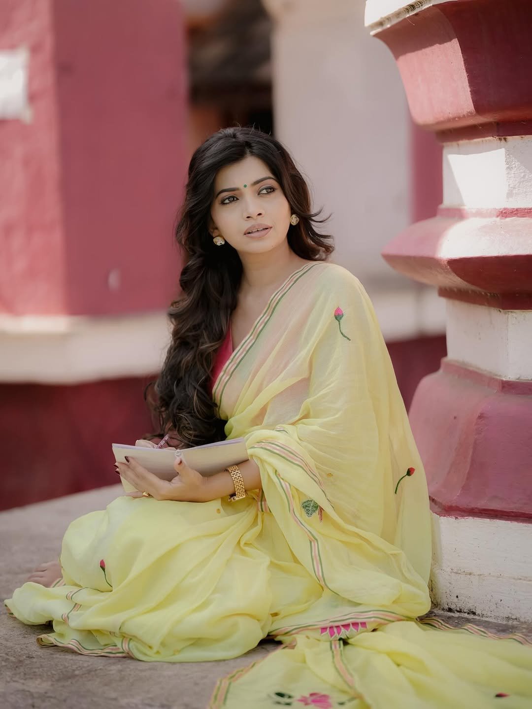 Ruchira Jadhav Looks Stunning in Yellow Saree – Latest HD Photos (9)