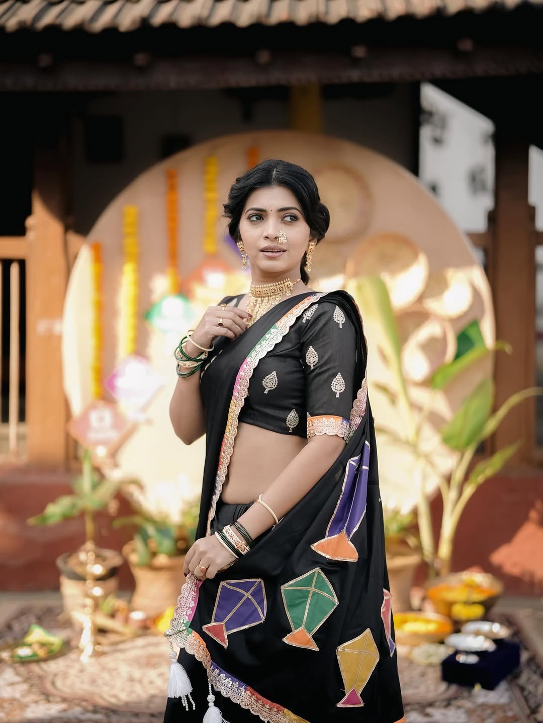 Ruchira Jadhav Stuns in Elegant Black Saree – Latest HD Photos (5)