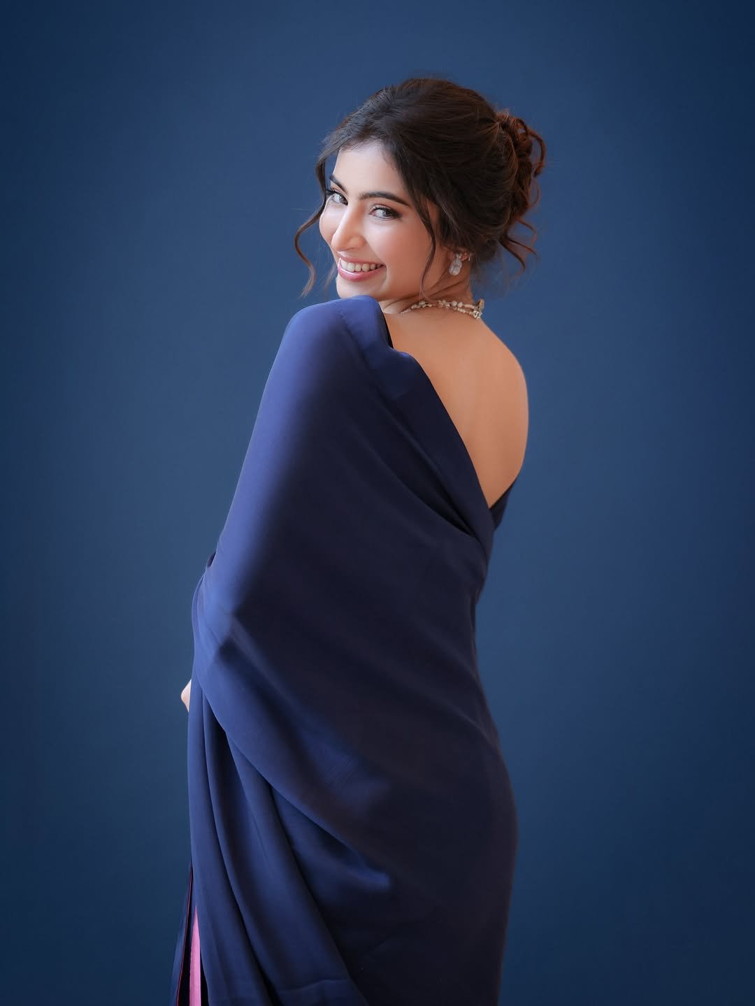 Sara Arjun Elegant Blue Saree Photos 2026 (6)