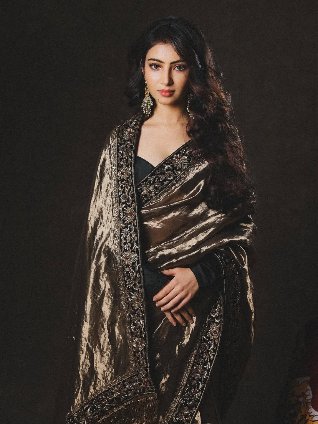 Sara Arjun Looks Stunning in Elegant Black and Gold Saree (4)