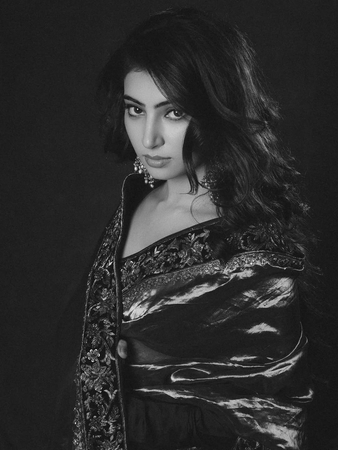 Sara Arjun Looks Stunning in Elegant Black and Gold Saree (7)