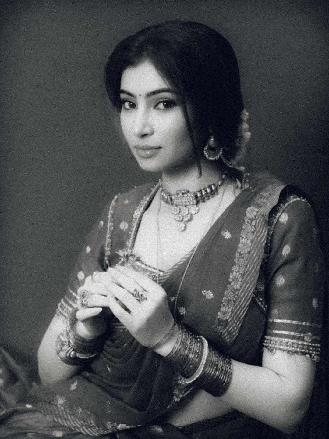 Sara Arjun Royal Bridal Look in Red Saree HD Images (11)