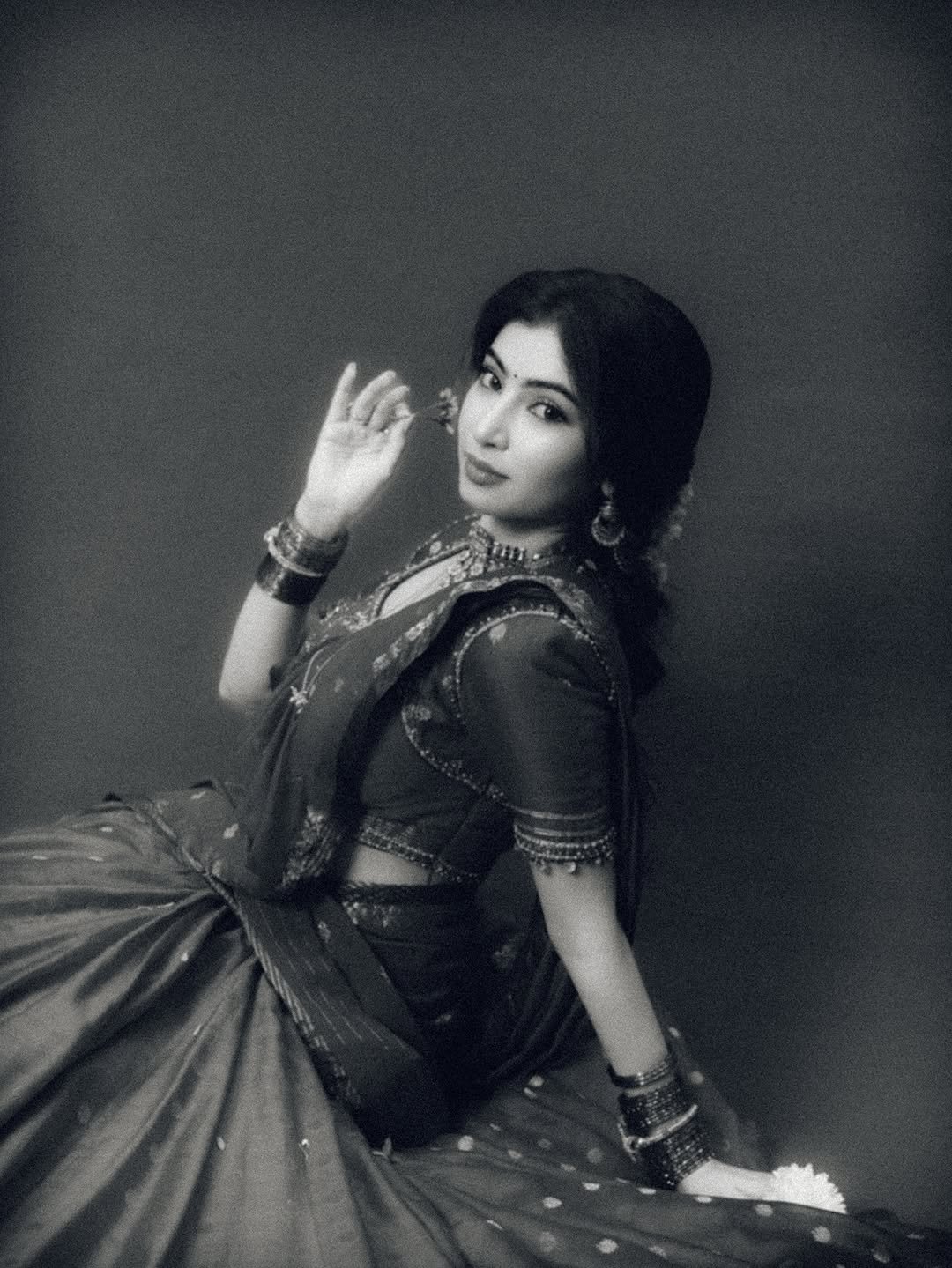 Sara Arjun Royal Bridal Look in Red Saree HD Images (17)