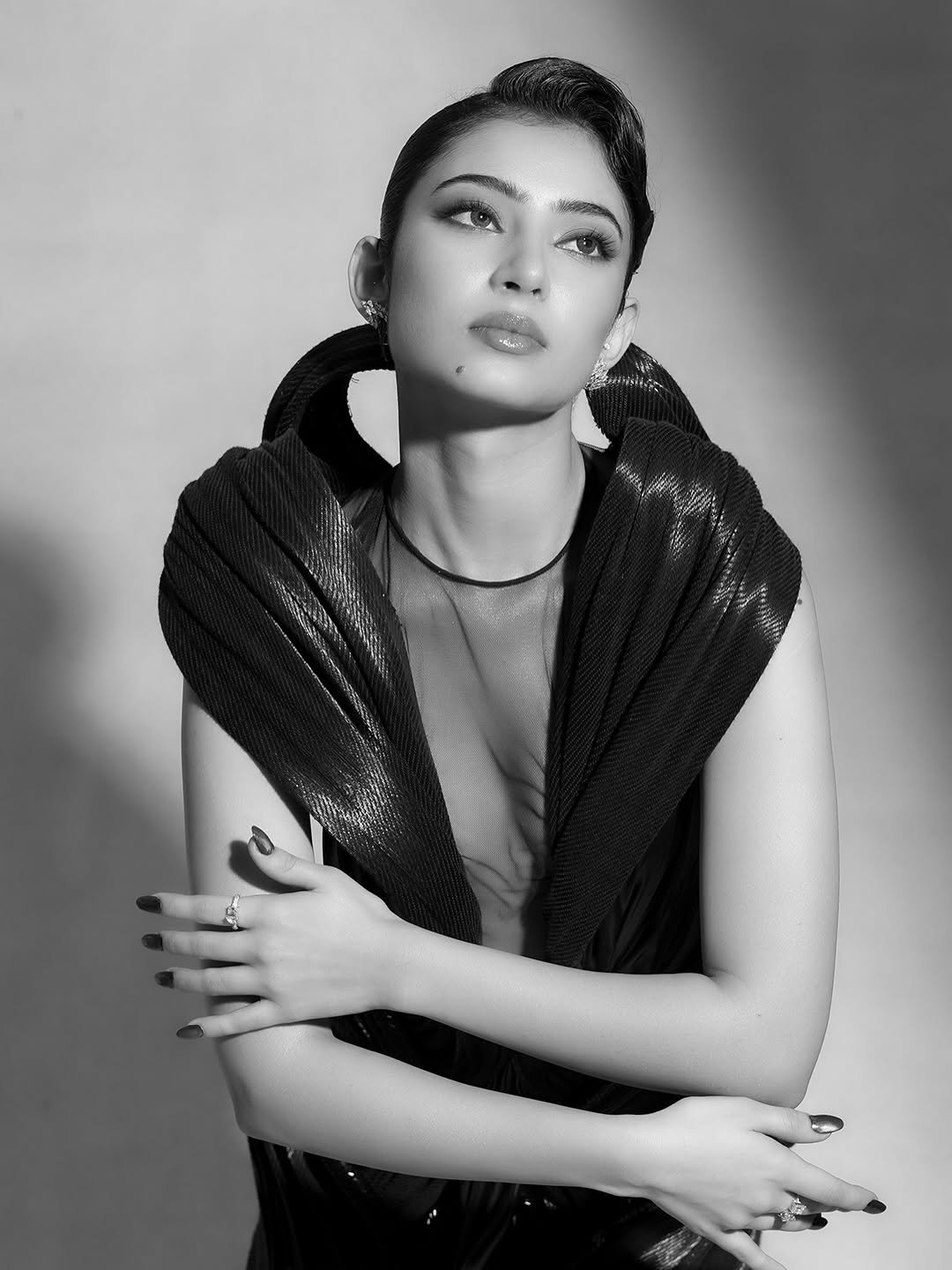 Sara Arjun Stunning Black Outfit HD Photos 2026 (6)