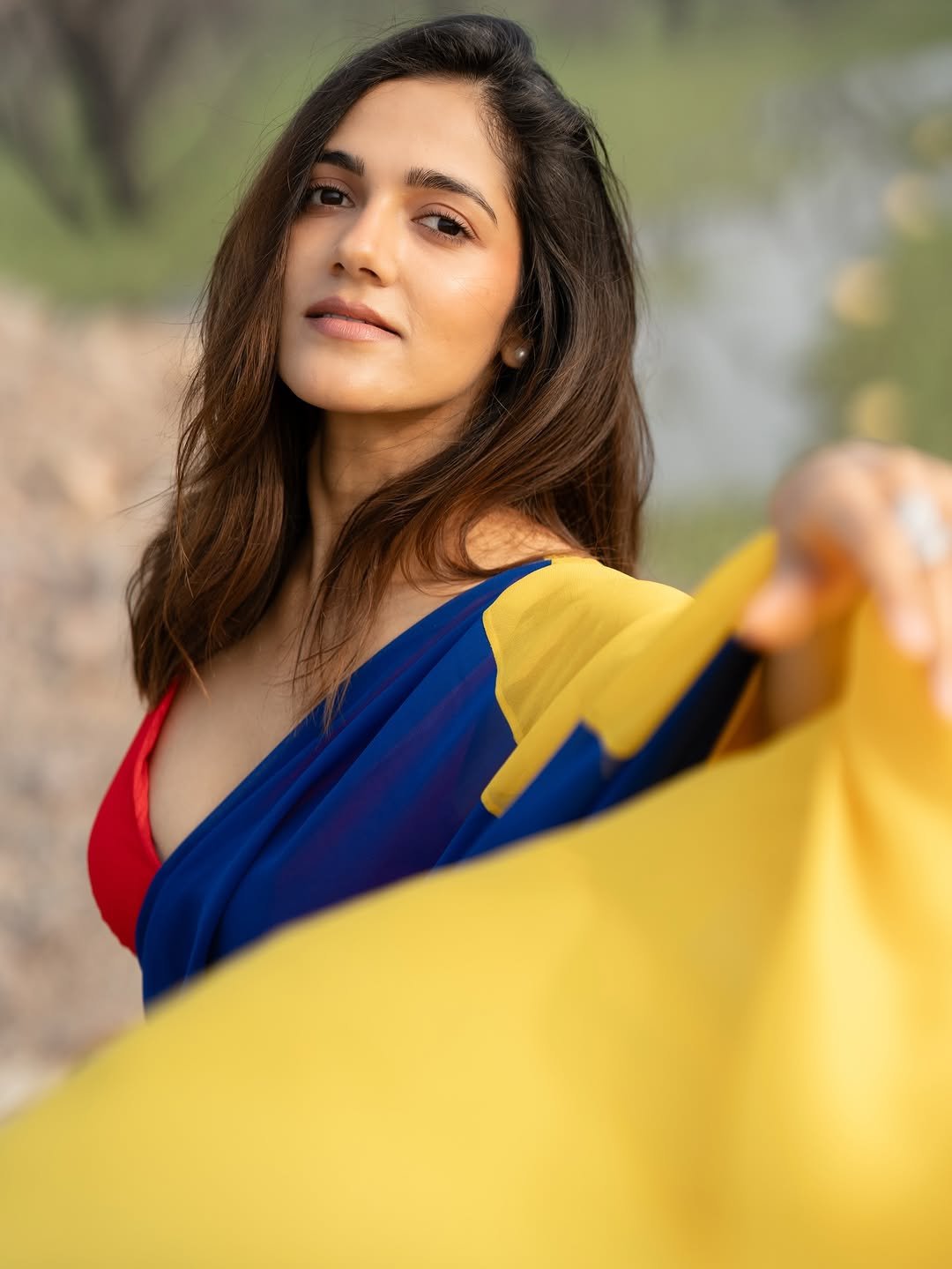 Simran Choudhary Stuns in Red and Blue Saree – Latest HD Photos (9)