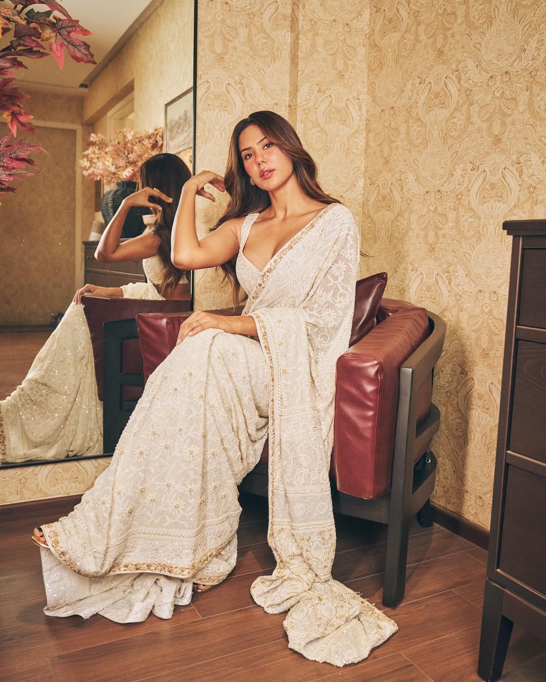 Sonam Bajwa Stuns in Elegant White Saree – Latest HD Photos (17)