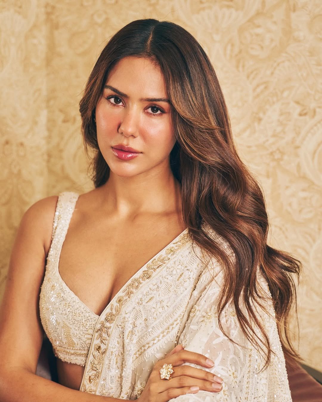 Sonam Bajwa Stuns in Elegant White Saree – Latest HD Photos (4)