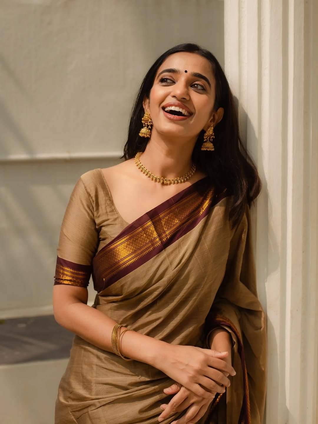 Trupti Ravindra Looks Graceful in Traditional Brown Saree (1)