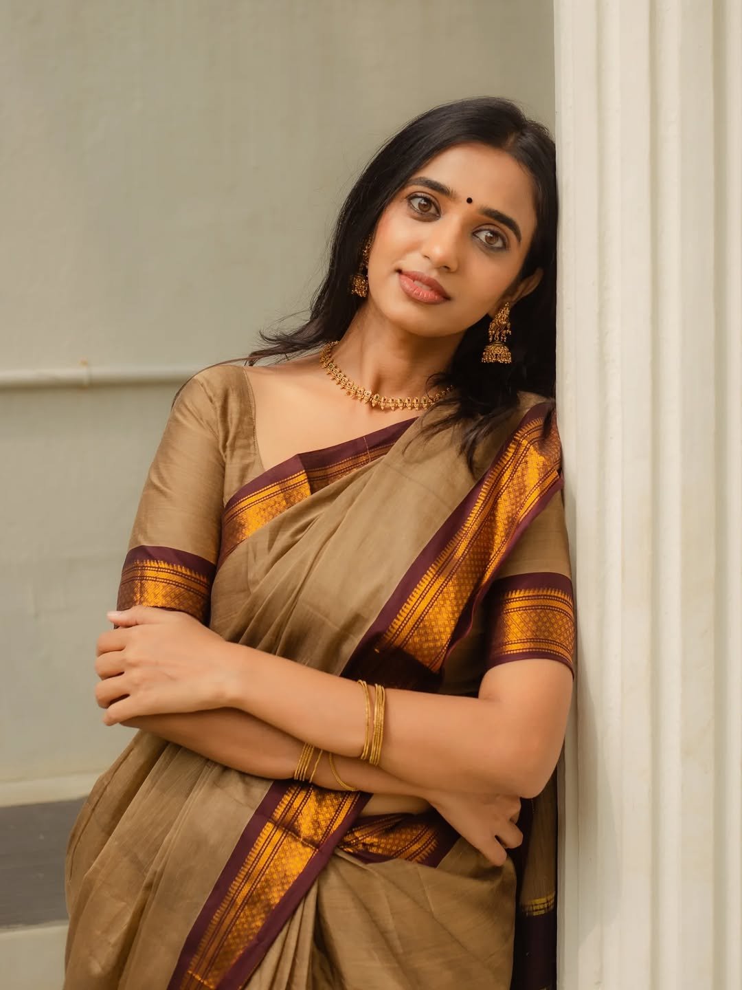 Trupti Ravindra Looks Graceful in Traditional Brown Saree (5)