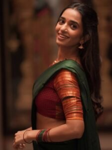 Trupti Ravindra Looks Stunning in Traditional Saree – Latest Gorgeous Photos (1)