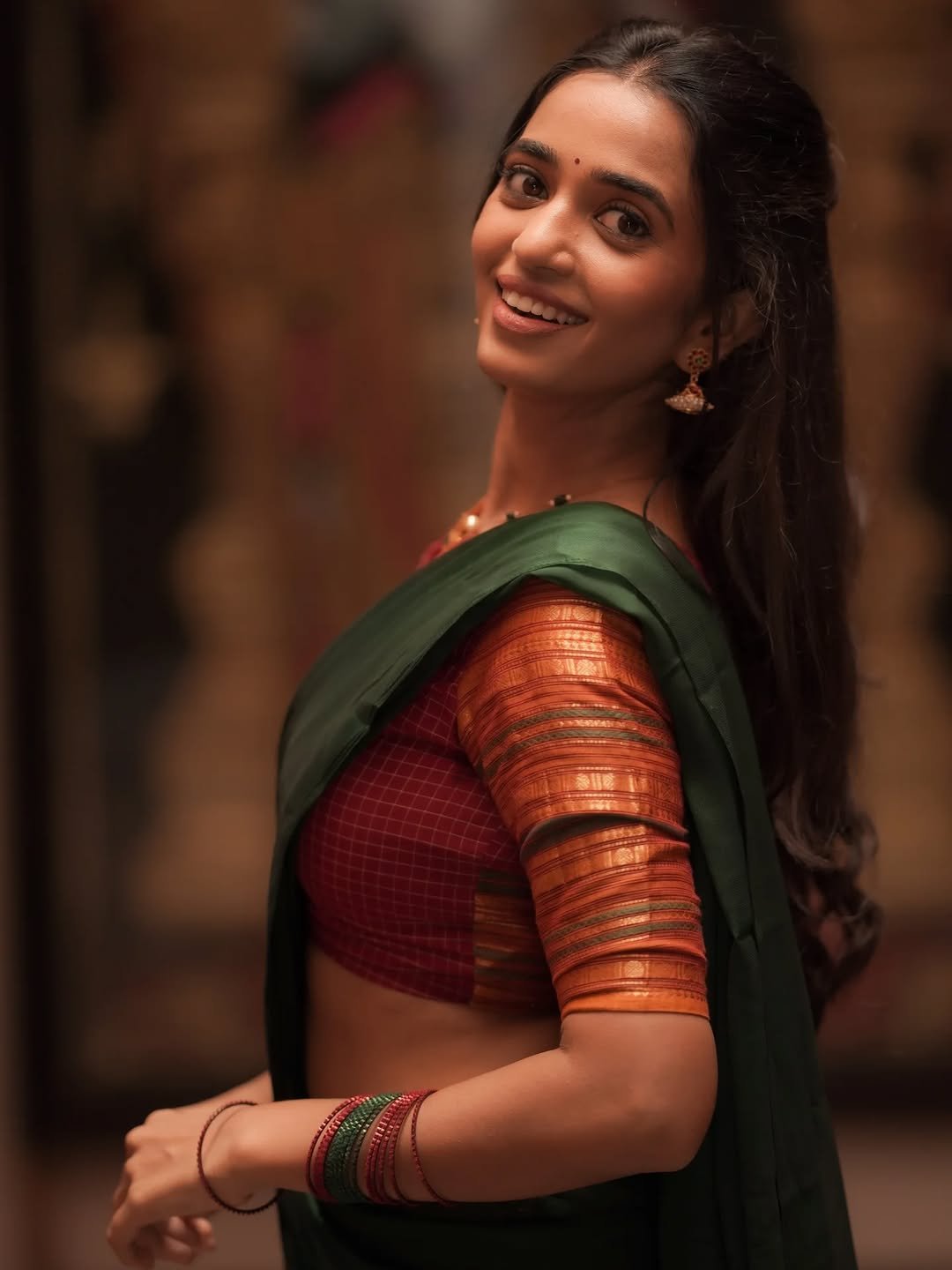 Trupti Ravindra Looks Stunning in Traditional Saree – Latest Gorgeous Photos (1)
