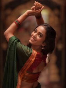 Trupti Ravindra Looks Stunning in Traditional Saree – Latest Gorgeous Photos (2)