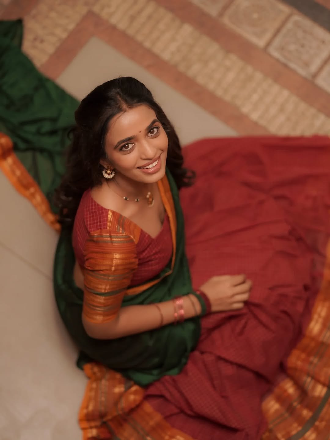 Trupti Ravindra Looks Stunning in Traditional Saree – Latest Gorgeous Photos (5)