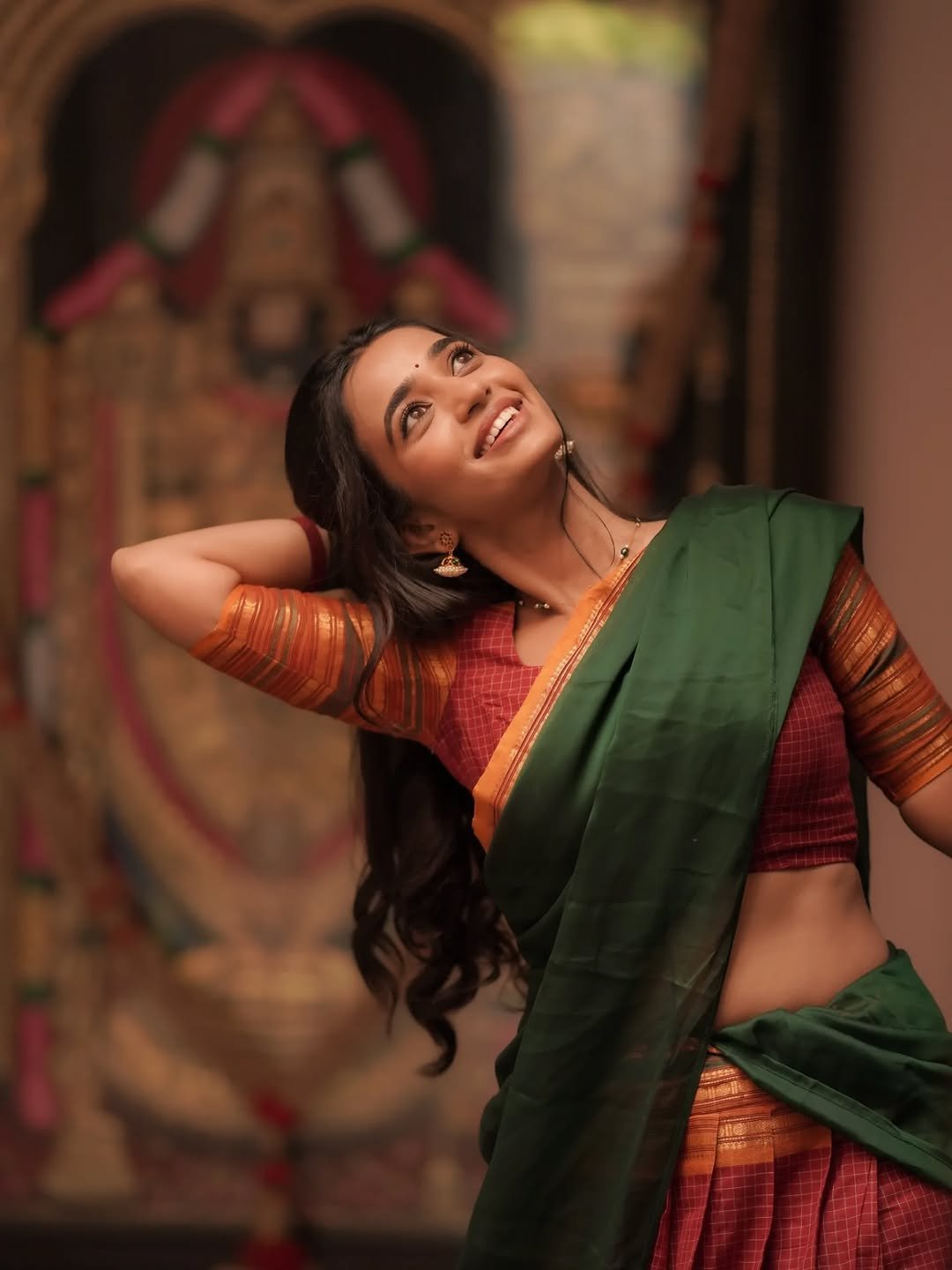 Trupti Ravindra Looks Stunning in Traditional Saree – Latest Gorgeous Photos (7)