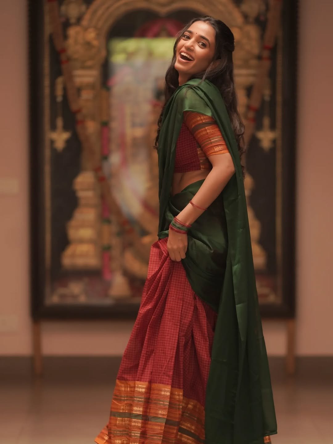 Trupti Ravindra Looks Stunning in Traditional Saree – Latest Gorgeous Photos (8)