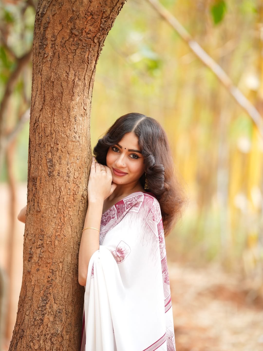 Yashu Looks Elegant in White Saree with Maroon Blouse (10)