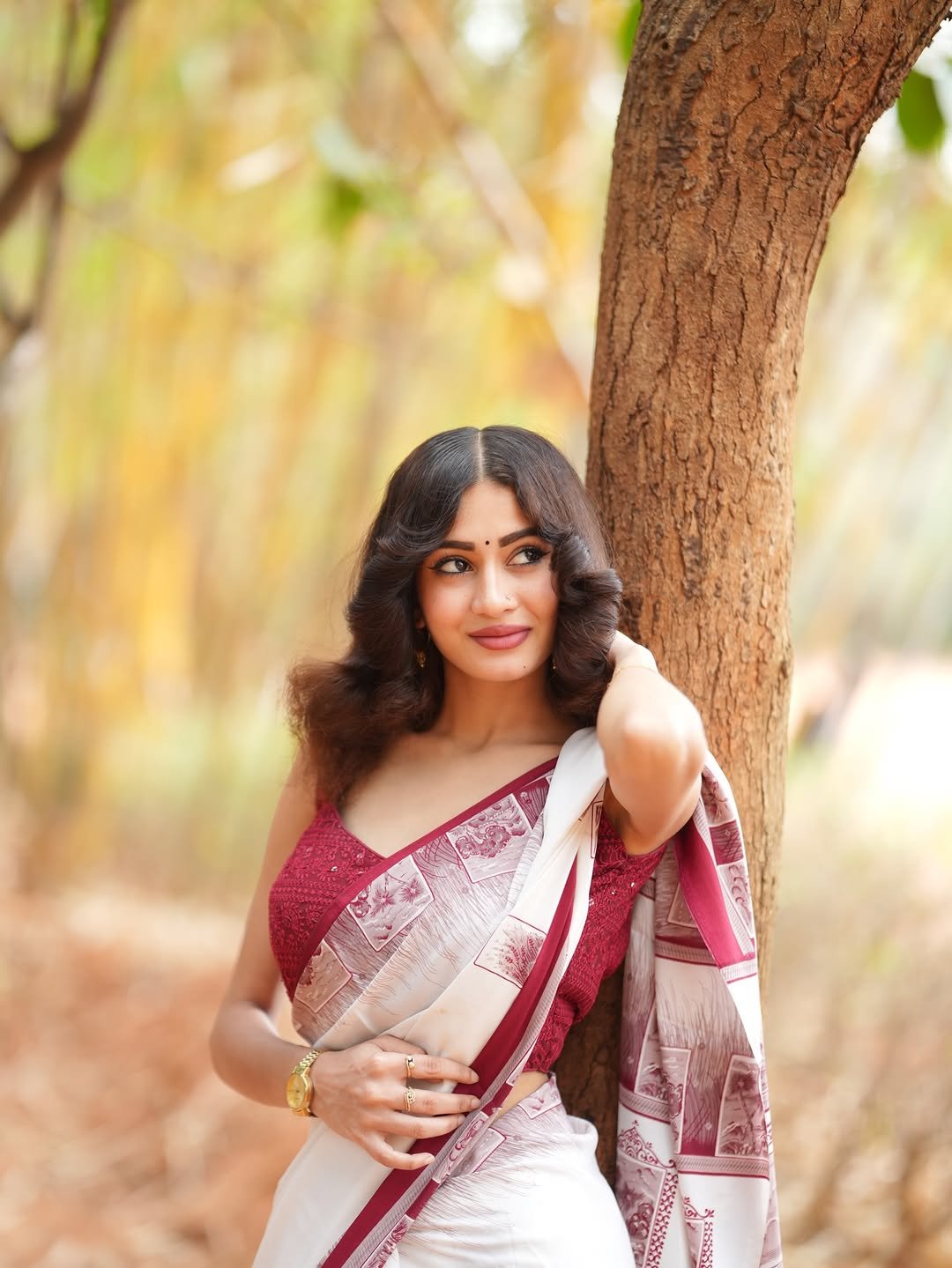 Yashu Looks Elegant in White Saree with Maroon Blouse (11)
