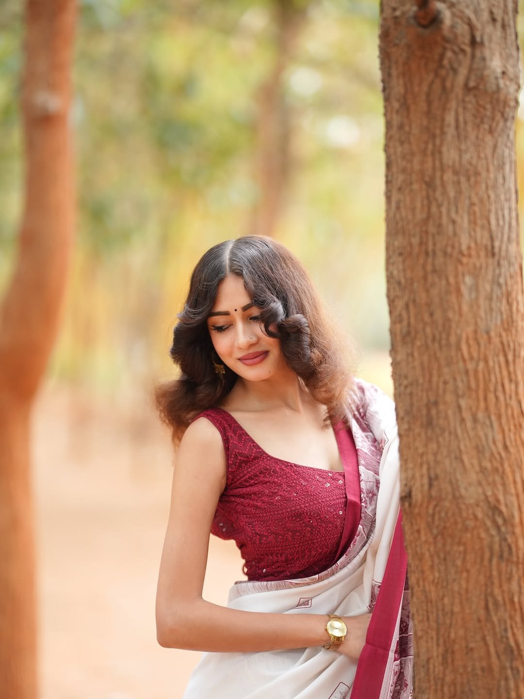 Yashu Looks Elegant in White Saree with Maroon Blouse (12)