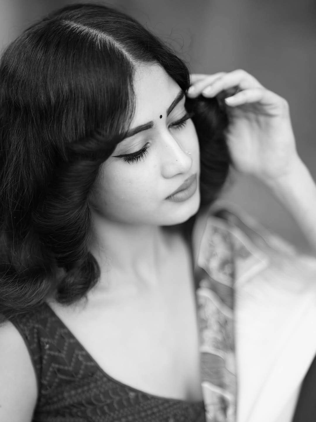 Yashu Looks Elegant in White Saree with Maroon Blouse (14)