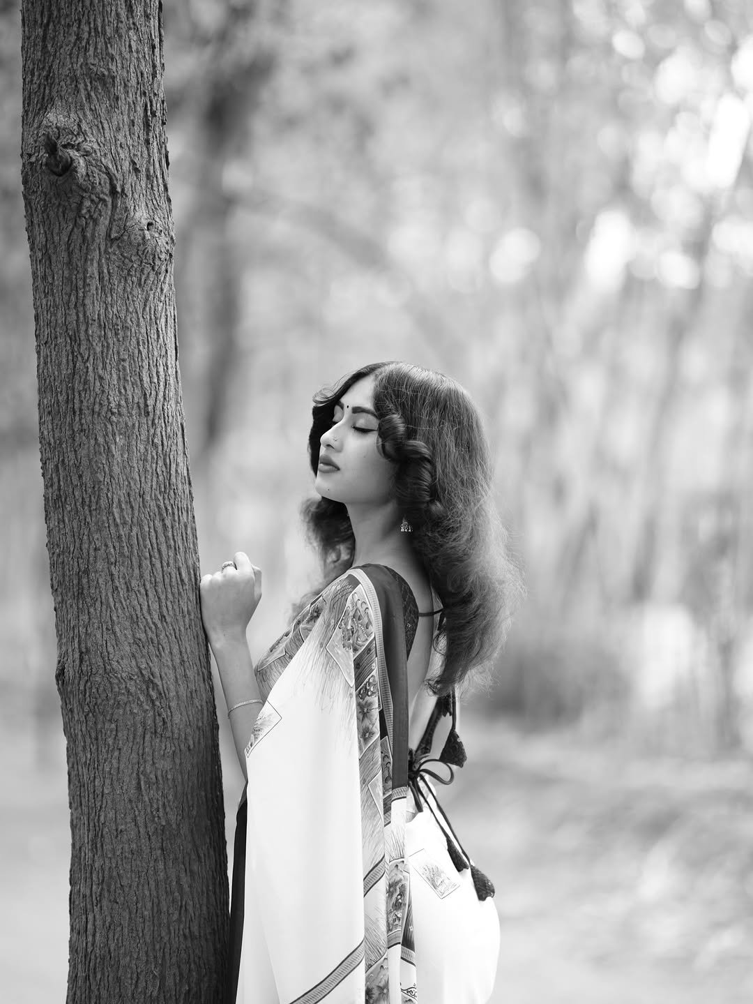 Yashu Looks Elegant in White Saree with Maroon Blouse (15)