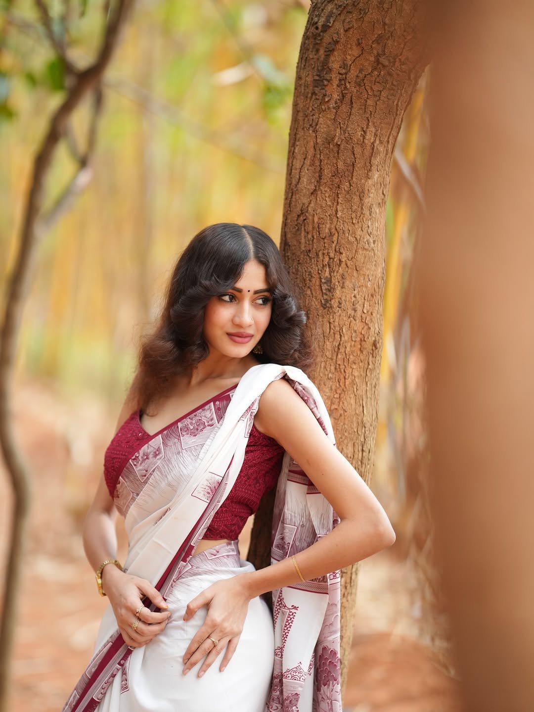 Yashu Looks Elegant in White Saree with Maroon Blouse (16)