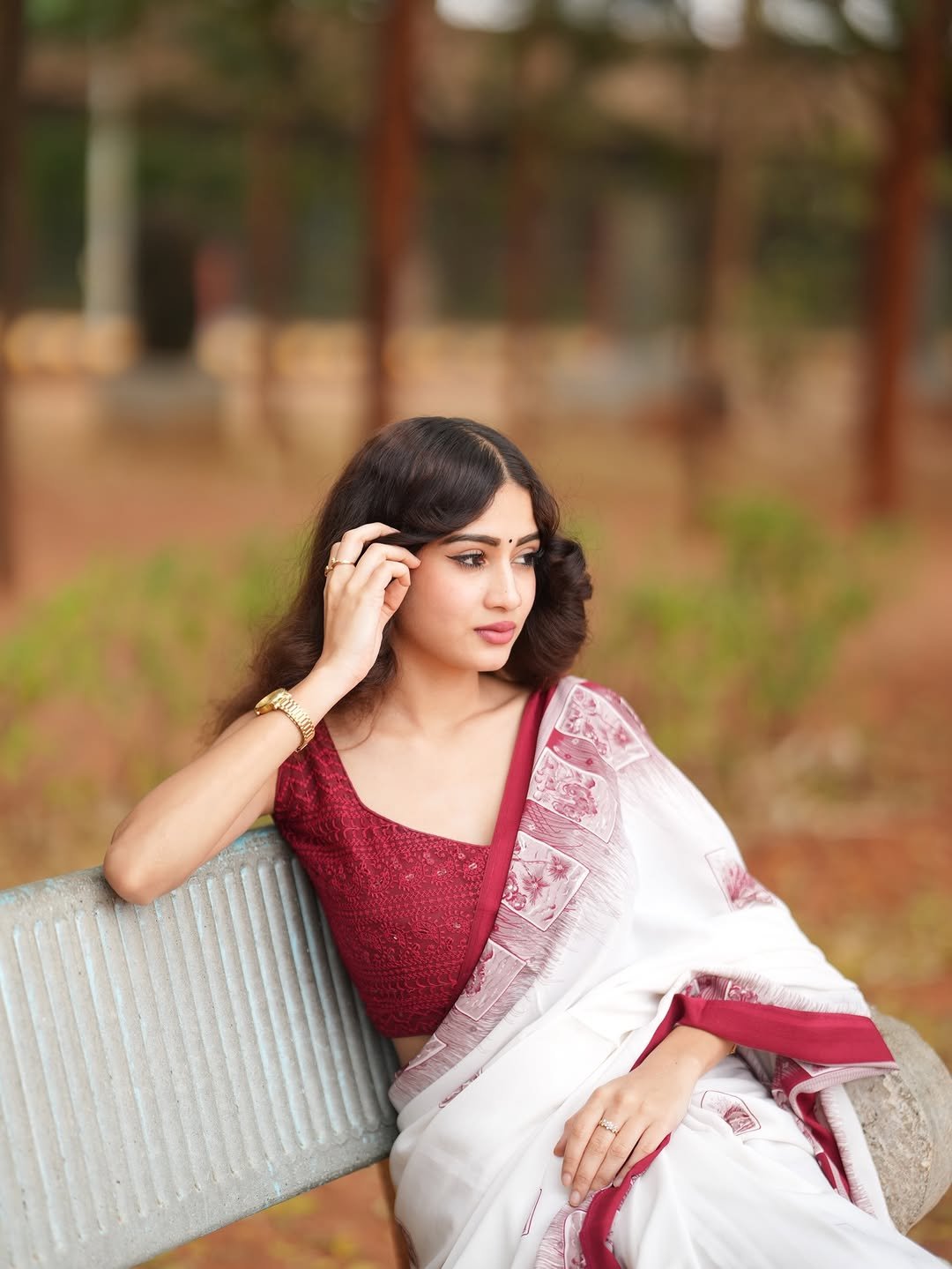 Yashu Looks Elegant in White Saree with Maroon Blouse (2)