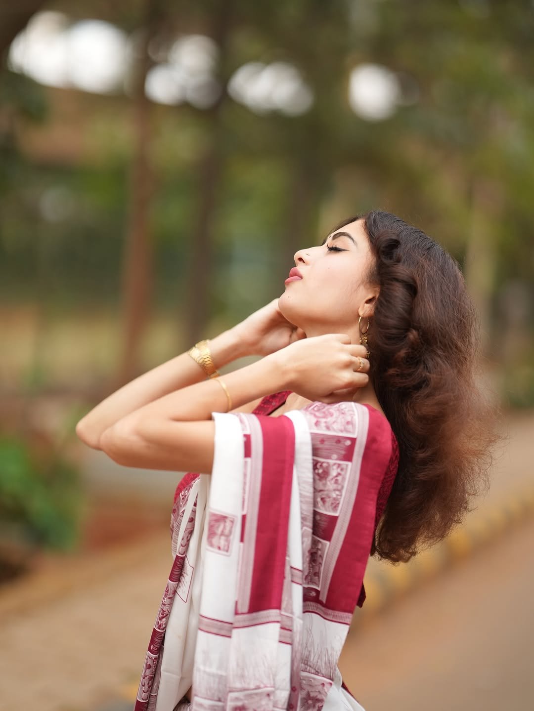 Yashu Looks Elegant in White Saree with Maroon Blouse (4)