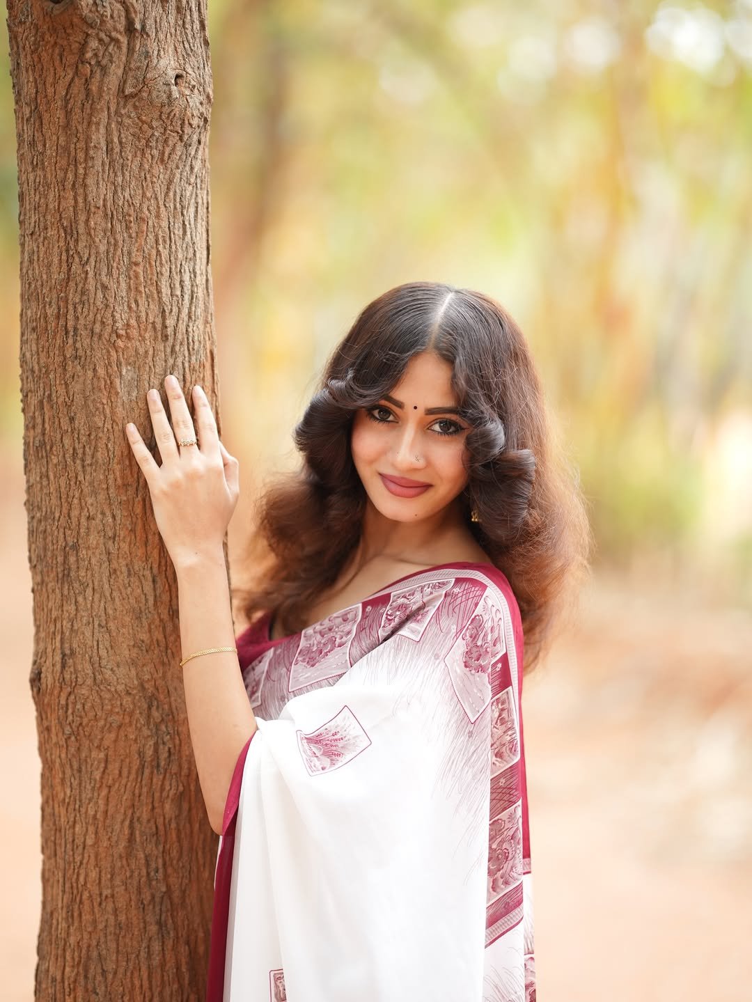 Yashu Looks Elegant in White Saree with Maroon Blouse (8)