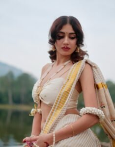 Yashu Looks Stunning in Traditional Saree – Latest HD Photos (1)