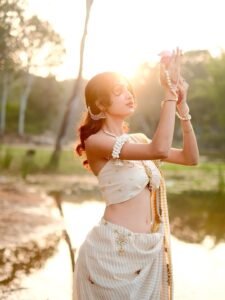 Yashu Looks Stunning in Traditional Saree – Latest HD Photos (10)