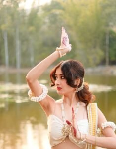 Yashu Looks Stunning in Traditional Saree – Latest HD Photos (11)