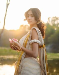 Yashu Looks Stunning in Traditional Saree – Latest HD Photos (14)