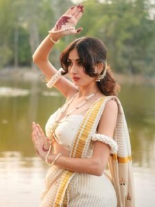Yashu Looks Stunning in Traditional Saree – Latest HD Photos (16)