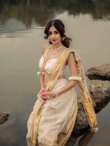 Yashu Looks Stunning in Traditional Saree – Latest HD Photos (17)