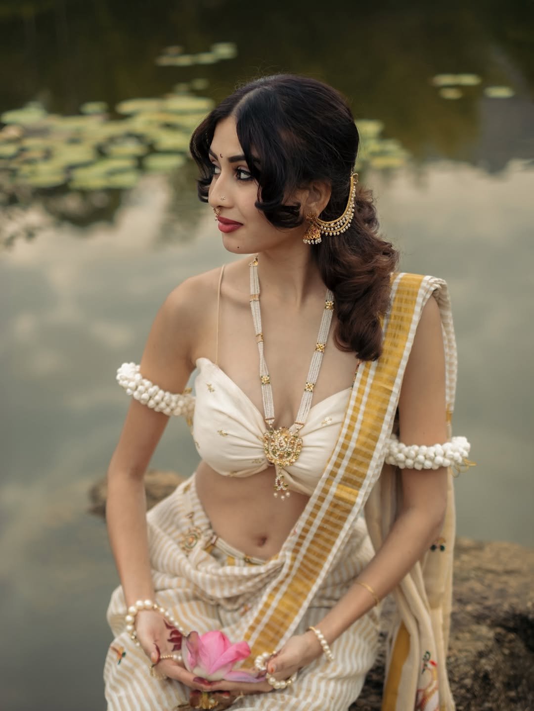 Yashu Looks Stunning in Traditional Saree – Latest HD Photos (18)