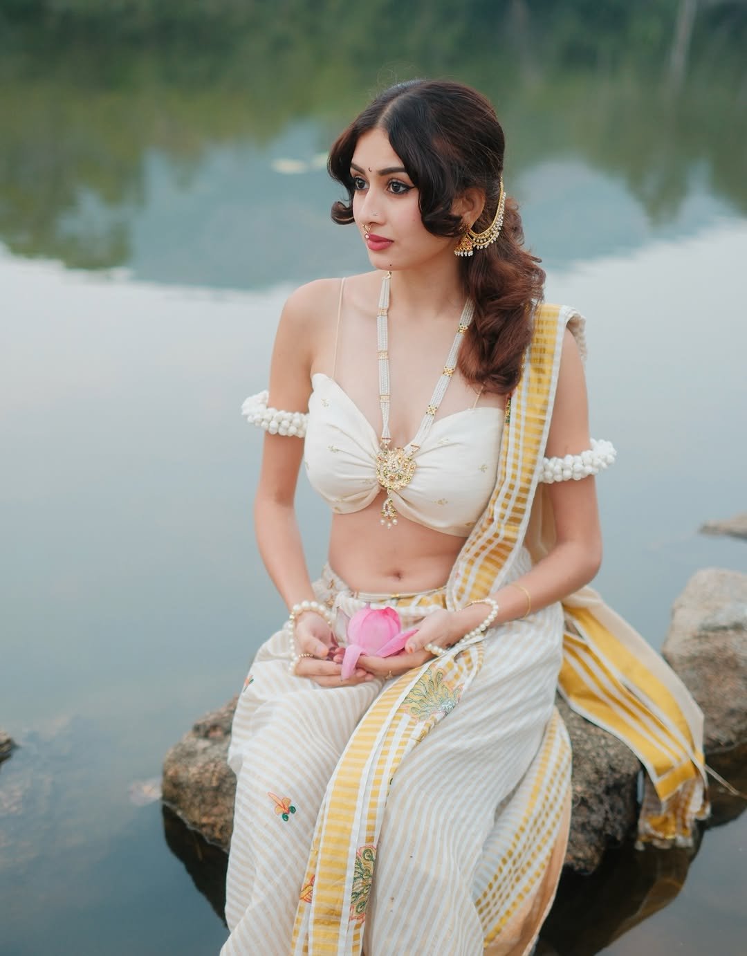 Yashu Looks Stunning in Traditional Saree – Latest HD Photos (19)