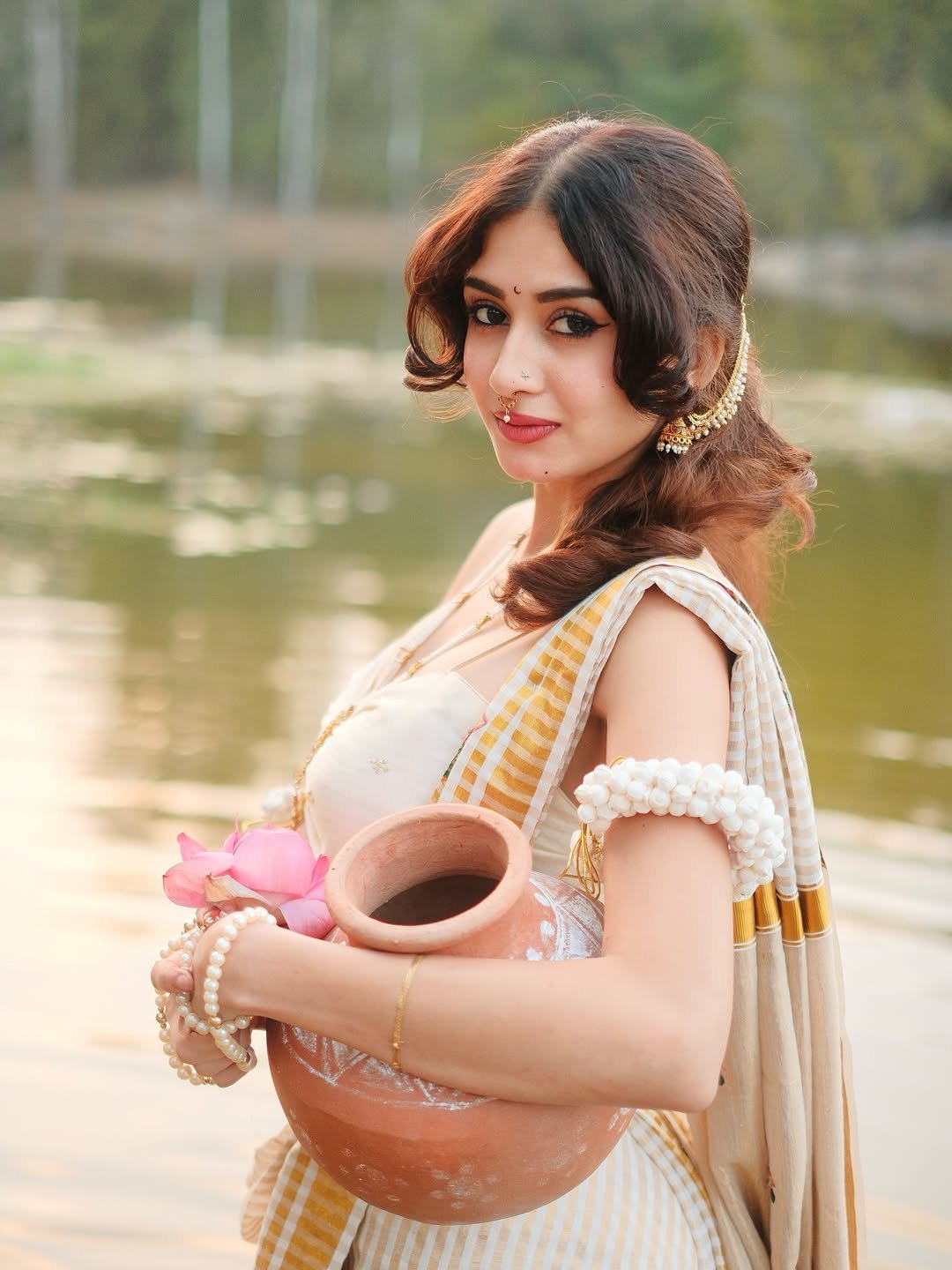 Yashu Looks Stunning in Traditional Saree – Latest HD Photos (2)