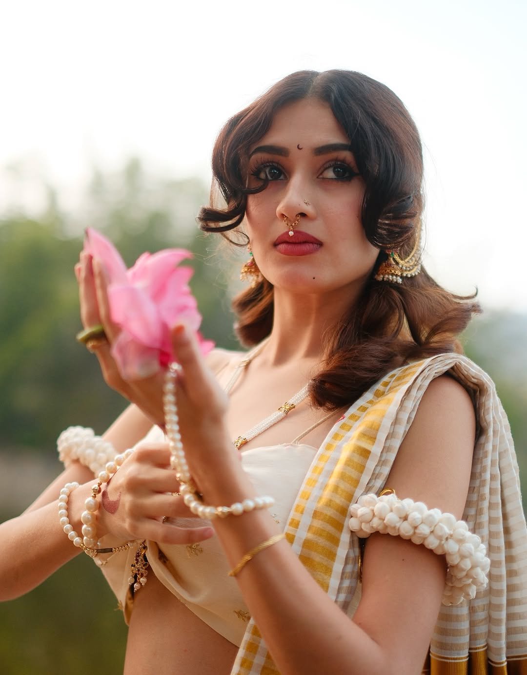 Yashu Looks Stunning in Traditional Saree – Latest HD Photos (20)