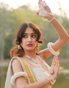 Yashu Looks Stunning in Traditional Saree – Latest HD Photos (21)