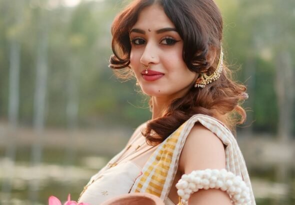 Yashu Looks Stunning in Traditional Saree – Latest HD Photos (22)