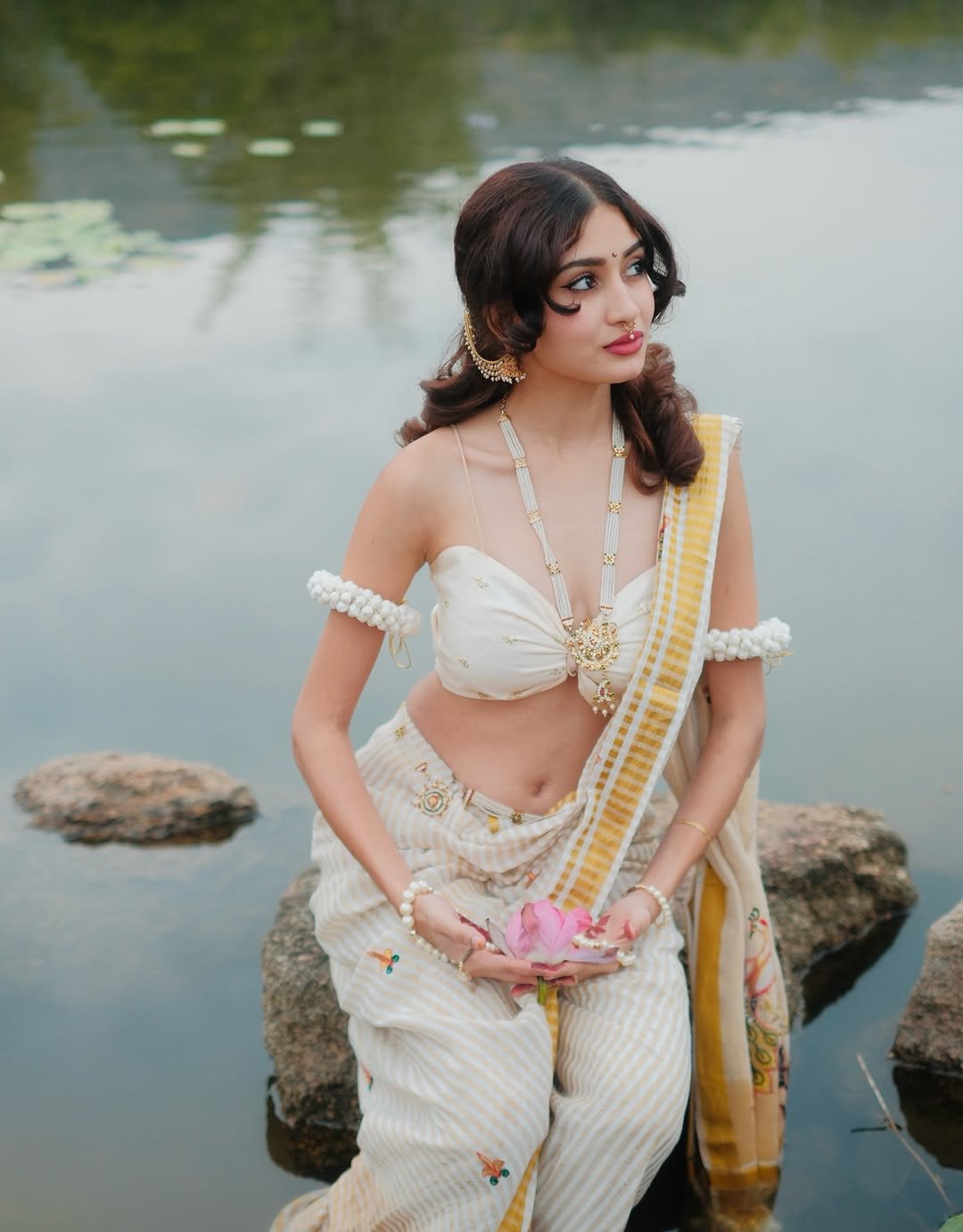 Yashu Looks Stunning in Traditional Saree – Latest HD Photos (3)