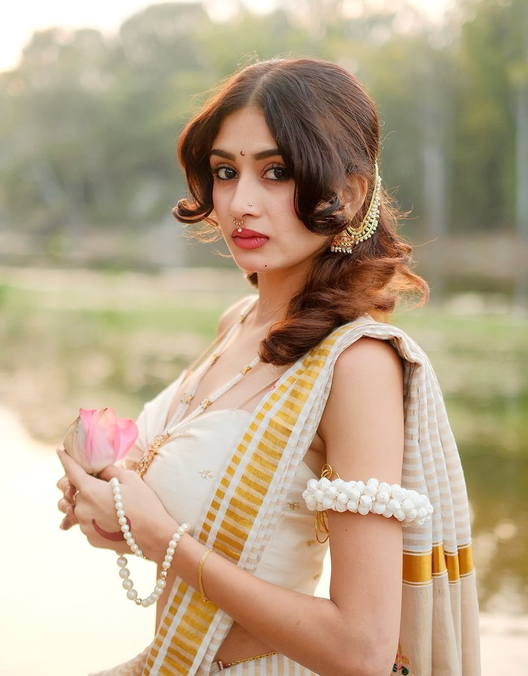 Yashu Looks Stunning in Traditional Saree – Latest HD Photos (5)