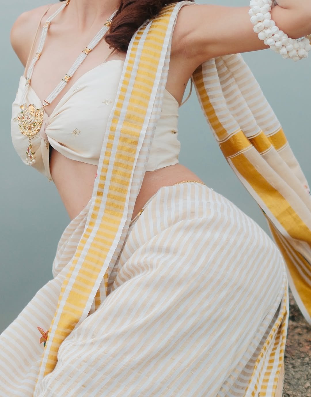 Yashu Looks Stunning in Traditional Saree – Latest HD Photos (7)