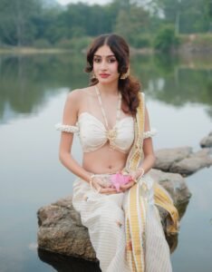 Yashu Looks Stunning in Traditional Saree – Latest HD Photos (8)